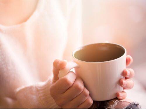 Korzyści zdrowotne płynące z picia herbaty: Zawartość kofeiny i dlaczego nadal należy ją pić